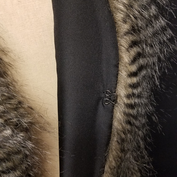 Vest. - Picture 5 of 6